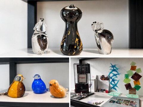 Collectie glazen herinneringsobjecten en sierurnen in verschillende vormen en kleuren.