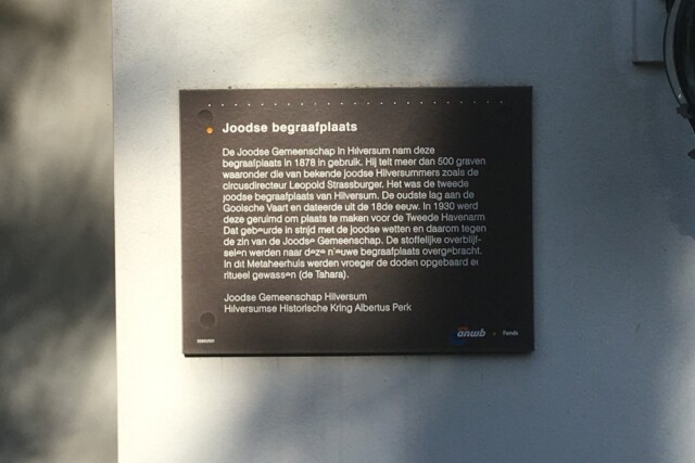 Informatiebord met historische informatie over de Joodse Begraafplaats in Hilversum.