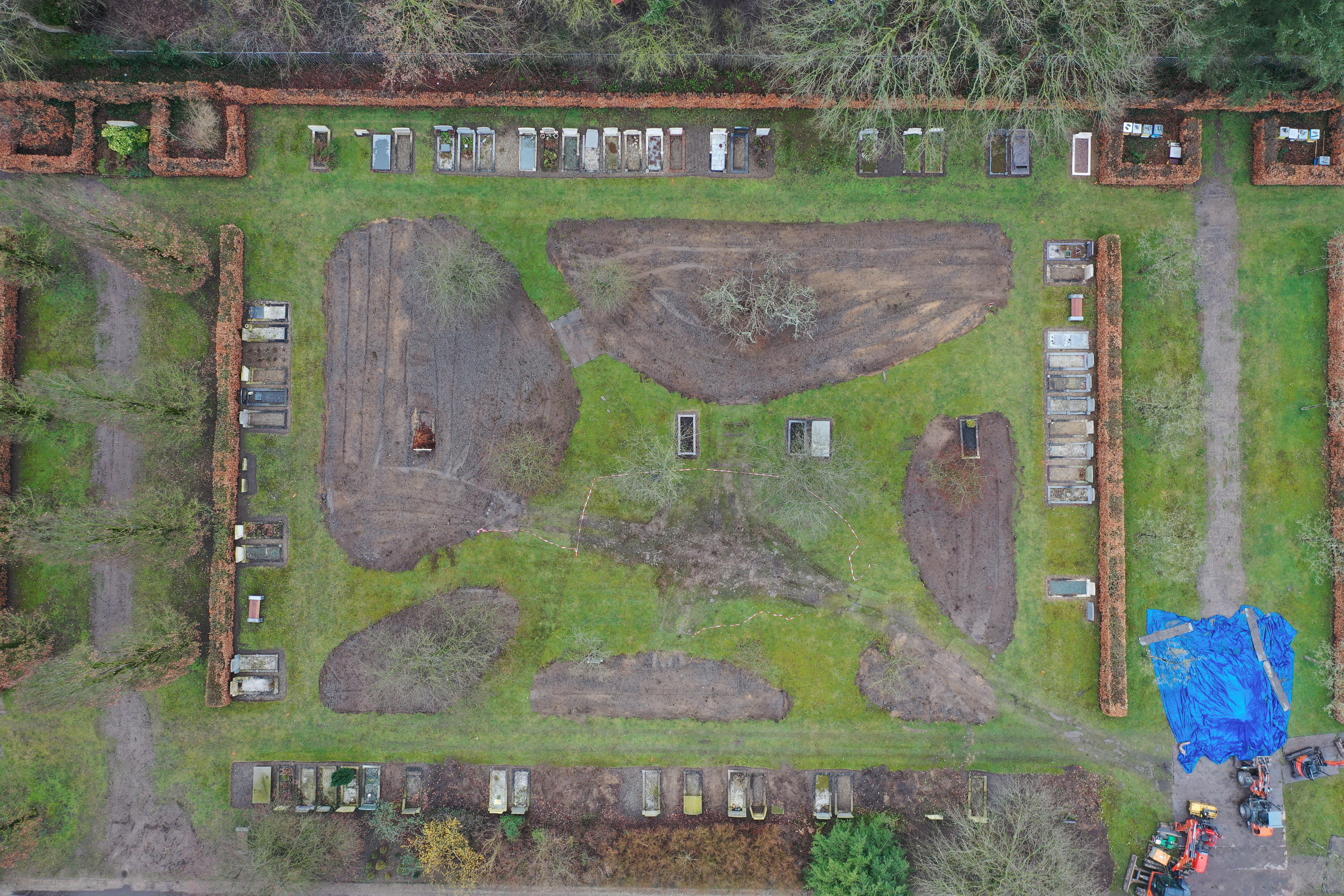 Luchtfoto van de Noorderbegraafplaats in Hilversum met de symmetrisch aangelegde grafvelden en groene beplanting.
