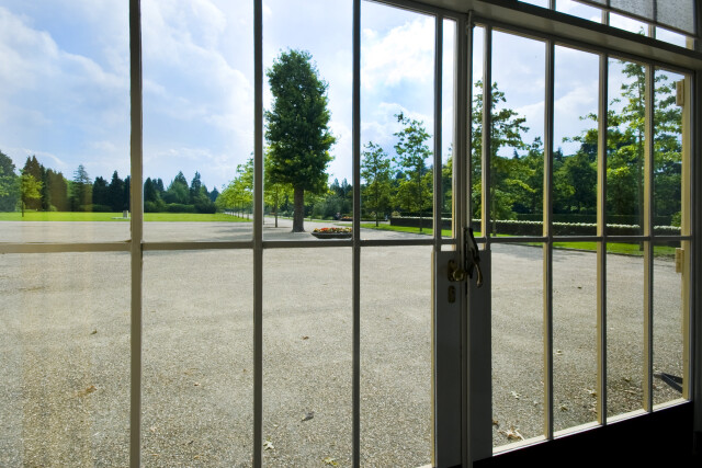 Uitzicht vanuit de aula op het terrein.